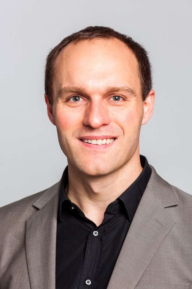 Dr. Werner Kraus, Abteilungsleiter Roboter- und Assistenzsysteme, Fraunhofer IPA: Wir präsentieren zahlreiche Innovationen für Robotik und Automatisierung. Der Fokus liegt darauf, Roboter für vielfältige Einsatzumgebungen und Herausforderungen wie kleine Losgrößen kosten- und zeiteffizient nutzbar zu machen. Dies beginnt mit unserer App zur Ermittlung von Automatisierungspotenzialen. Mehrere, auch KI-basierte Softwarelösungen zum Beispiel für Montage und den Griff-in-die-Kiste helfen, Roboter bei kniffligen Aufgaben wirtschaftlich einzusetzen. Eine zum Patent angemeldete Schutzumhüllung ermöglicht den Robotereinsatz in Reinraumumgebungen. Kommt ein Robotereinsatz nicht infrage, erleichtert ein weiteres Tool die automatisierte Montageplanung und assistiert den Fachkräften. Darüber hinaus können die Gäste unseres Standes einen Roboter für nachhaltige Landwirtschaft, eine Lösung zur autonomen Produktionsoptimierung sowie Verfahren zur Erklärbarkeit von maschinellen Lernverfahren erleben.