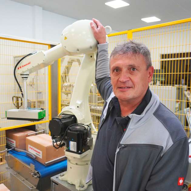 Gerd Groner, Vertrieb, Kawasaki Robotics: Während technische Aspekte wie Präzision und Geschwindigkeit in der Robotik wichtig bleiben, wissen wir, dass einfache Bedien- und Programmierkonzepte für unsere Kunden inzwischen Schlüsselfaktoren sind. Auch ohne umfassende Robotererfahrung muss ein einfacher Zugang gegeben sein. Zudem sollten Automatisierungslösungen leicht einzurichten und auch in bestehende Infrastrukturen bedarfsgerecht einzubinden sein. Dies spiegeln wir bei Kawasaki Robotics in diesem Jahr auch auf der Automatica wider: So erlaubt unsere Handführung K-DIY einfaches und intuitives Programmieren von Schweißrobotern und über unsere OLP-Lösung K-Virtual lässt sich der automatisierte Prozess jederzeit – auch im laufenden Betrieb – anpassen oder ganze Anlagen mit höchster Präzision planen.