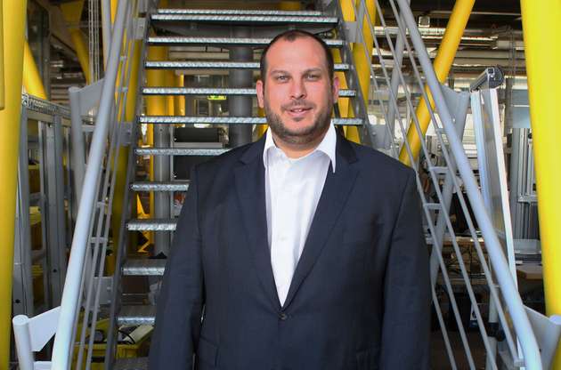 Alexander Mühlens, eiter Geschäftsbereich Automatisierungstechnik & Robotik, Igus: Unser Ziel ist, dass wir mit unserer Low Cost Automation den Anwendern zu einem besonders einfachen und kostengünstigen Einstieg in die Robotik verhelfen. Das gilt auch für den neuen smarten 6-Achsroboter mit Cobotfunktionen. Mit einem günstigen Preis für die Plug-and-Play-Variante, smarten Funktionen und einem Gewicht von nur rund 8 kg ist der ReBeL einer der leichtesten Cobots seiner Klasse. Gemäß dem Igus-Ansatz „Build or Buy“ bieten wir Kunden neben dem Komplettsystem auch die einzelnen ReBeL-Wellgetriebe für ihren individuellen Roboter an. Einen weiteren Impuls setzen wir mit dem durch Igus betriebenen Marktplatz RBTX. Hier lassen sich online zusätzlich zum Roboter, Greifer, Kameras und weitere kompatible Komponenten unter Live-Angabe des Preises konfigurieren.