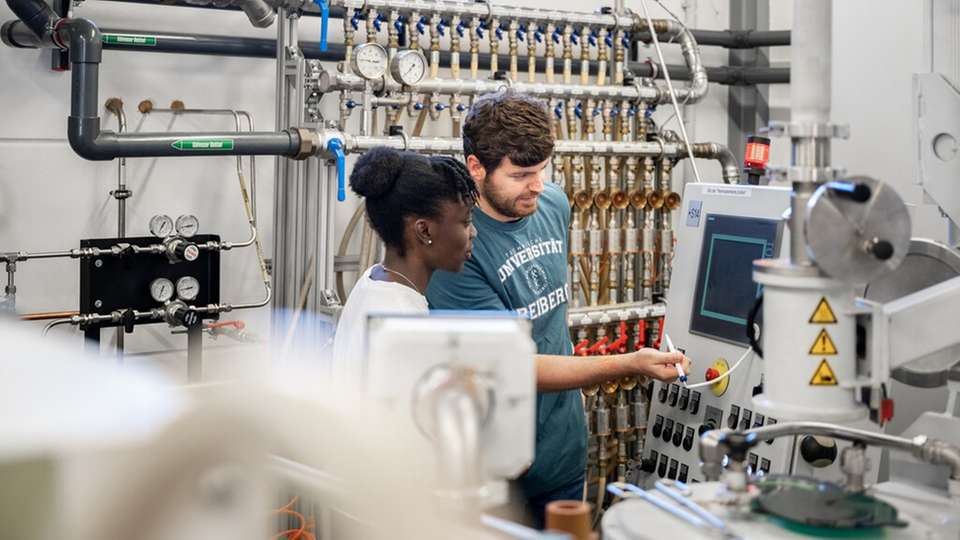 Studierende in einem Labor der Professur für Keramik, Feuerfest und metallokeramische Verbundwerkstoffe