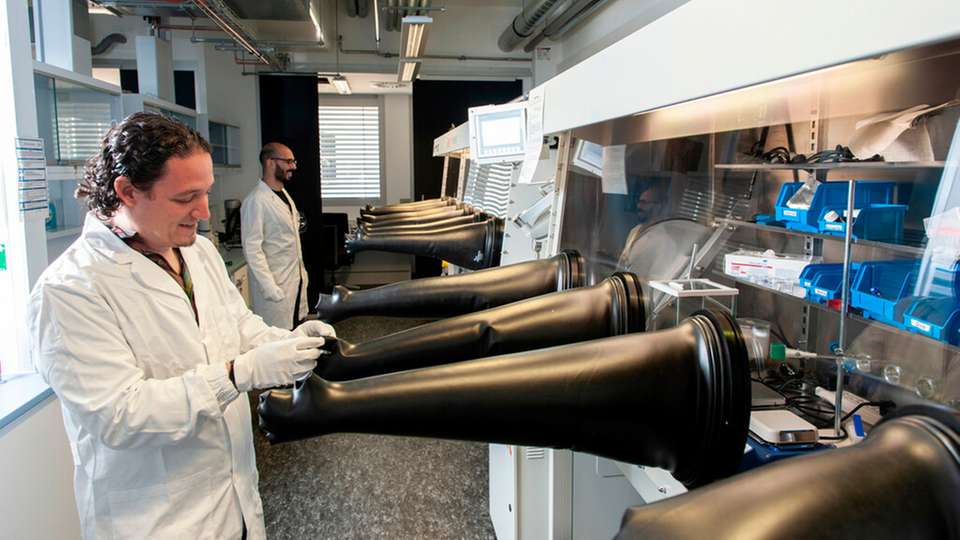 Prof. Dr. Rubén D. Costa (l.), Professor für Biogene Funktionswerkstoffe am TUM Campus Straubing für Biotechnologie und Nachhaltigkeit der Technischen Universität München (TUM) und Doktorand Luca Cavinato im Labor an einem Glove-System.