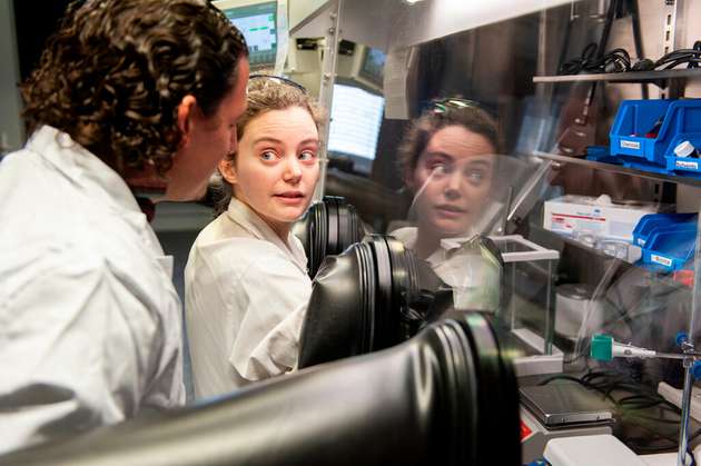 Prof. Rubén D. Costa und seine Studentin Ginnevra Giobbio arbeiten am Isolator am Beleuchtungssystem.