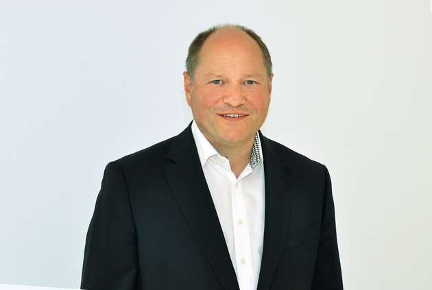 Bert Schukat, Geschäftsführer, Schukat electronic: „Schukat electronic präsentiert neue Bauteile und Lösungen für Embedded-Anwendungen: Zu den Neuheiten im Bereich Stromversorgungen zählen die DC/AC-Wechselrichtergeneration der NTS-Serien von Mean Well mit 250 bis 1.700 W und geringem Standby-Verbrauch sowie die kostengünstigen DC/DC-Wandler im 3D-Power-Packaging von Recom. Sehr zuverlässige und robuste Bauteile für Automotive-, Industrial- und Consumer-Anwendungen zeigt Schukat mit den SMD-Leistungsdrosselspulen der ETQP-Serien von Panasonic, im Bereich Halbleiter die Open Source IoT-Plattform Arduino Pro von SG Micro. Exklusiv bei Schukat ist der neue superflache 24-VDC-Lüfter von Sunon mit 50x50x10 mm erhältlich, der hohe Designfreiheit bietet.“
Embedded World 2022: Halle 4A, Stand 511