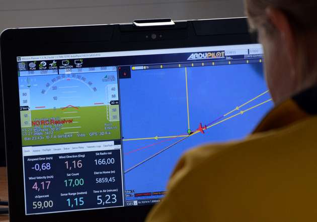 Blick über die Schulter: Überwachung des Fluges aus dem Leitstand des Testzentrums Maritime Technologien.