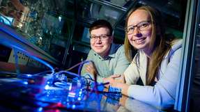 Dennis Arendes von der Universität des Saarlandes und Dr. Caroline Schultealbert von 3S vor einer Gasmischanlage, mit der hochsensitive Gassensoren kalibriert werden
