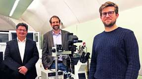 Den TU-Forschern Georg Schitter, Philipp Thurner und Mathis Nalbach (von links) ist es nun gelungen, ein Testsystem zu entwickeln um die Zugfestigkeit von Fasern im Nano- und Mikrobereich adäquat zu testen.