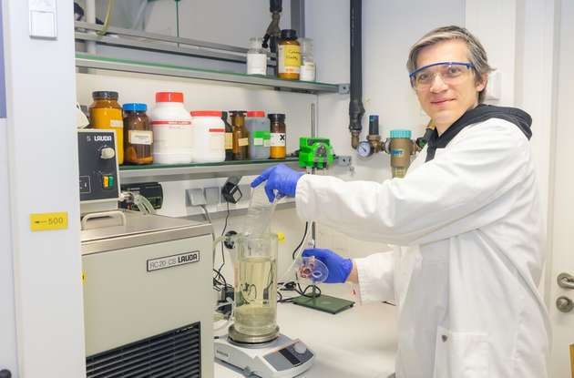 Dr. Christian Sonnendecker und sein Team entdeckten das Enzym, das den bisherigen Spitzenreiter LCC beim Kunststoffabbau ablöst.