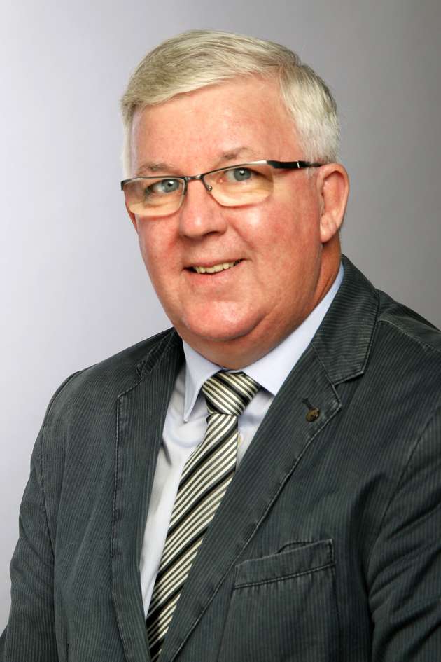 Rainer Schmidt, Business Development Manager Cable Systems, Harting: SPE beschreibt die barrierefreie Anbindung der Sensor-/Aktornetze an die Industrieautomatisierung. Das ist nicht weniger als die Neuordnung der Automatisierungspyramide zugunsten moderner Datennetzwerktechnik und Industrie 4.0. Die Längenrestriktion kupferbasierter LANs wird auf über 1.000 m für 10 Mbit/s Datenrate erweitert, was völlig neue Möglichkeiten eröffnet. SPE ist DIE Technologie auf dem Weg zu einer einheitlicher Netzinfrastruktur in der Industrie, welche langfristig zum Verschwinden von Inkompatibilitäten führen wird. Viele Feldbusse (CPFs = Communication Profile Families nach IEC 61784-5-x Serie) werden SPE als einen zusätzlichen Physical Layer nutzen, um neue Anwendungen und damit auch Kunden zu erschließen. Das gilt auch für IO-Link, für das ein SPE-Derivat unter dem Namen IO-Link+ in Entwicklung ist.