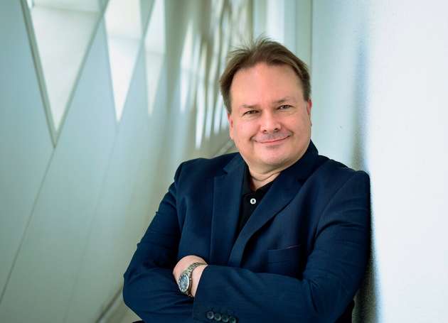 Manne Kreuzer, Technik-Support/Produkt-Marketing, TQ-Systems: „Der Schwerpunkt von TQ liegt dieses Jahr auf den auflötbaren Modulen der Serien TQMaX4XxL / TQMa117xL, die anspruchsvolle Aufgaben wie harte Echtzeit oder Safety&Security mühelos meistern. Mit Abmessungen von maximal 38 mm x 38 mm sind sie sehr kompakt und haben eine typische Leistungsaufnahme von 1 W bis 2 W. Damit passen sie nicht nur perfekt in die traditionellen Applikationen, sondern erschließen auch zahlreiche neue Anwendungsfelder, die bislang auf den Einsatz von Embedded-Computertechnik verzichten mussten. Den damit möglichen Innovationsschub können wir als E2MS-Anbieter gerne zusätzlich unterstützen.“
Embedded World 2022: Halle 5, Stand 125