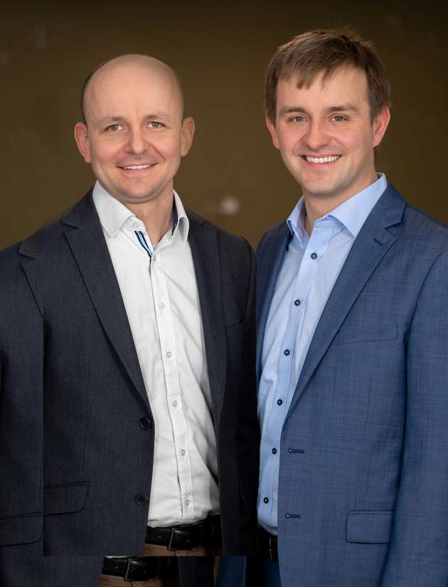 Hendrik Niemann und Hannes Collenburg, Geschäftsführer, Elektrosil: „Als Messe-Highlight präsentieren wir dieses Jahr eine Eigenentwicklung, die einen Einblick in unser Sortiment und unsere Leistungsvielfalt bietet und in einem einzigen Gerät als inspirierendes Infotainment erlebbar macht (und sogar die Bestellung von Getränken ermöglicht). Erleben Sie die Marke Elektrosil zum Anfassen: bedienen Sie unseren E-Butler, sehen Sie sich unsere Produkte in der 360°-Ansicht an und sprechen Sie direkt vor Ort mit uns über Ihre Herausforderungen und Projekte.“
Embedded World 2022: Halle 1, Stand 478