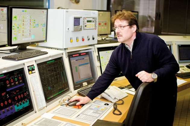 Winfried Schäfer, Technischer Leiter bei Michelin, hat in der Leitwarte alle sieben Kompressoren im Blick. 