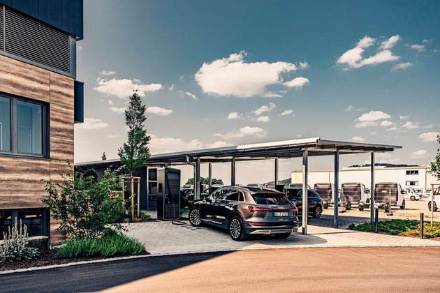 Das Carport am Firmenhauptsitz von Zimmermann PV-Stahlbau in Oberessendorf