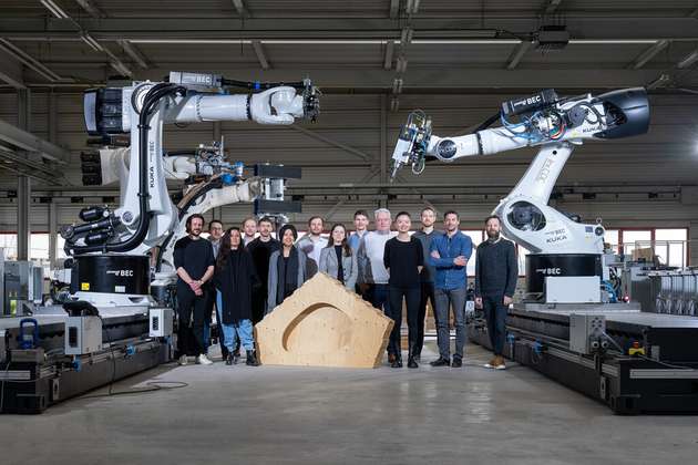 Wissenschaftler und Wissenschaftlerinnen der robotischen Fertigung im IntCDC an der Holzplattform des LCRL.

