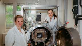 Die Verfahrenstechnikerinnen Nicole Vorhauer-Huget (links) und Alba Dieguez Alonso bei Versuchsvorbereitungen am Mikrowellenreaktor
