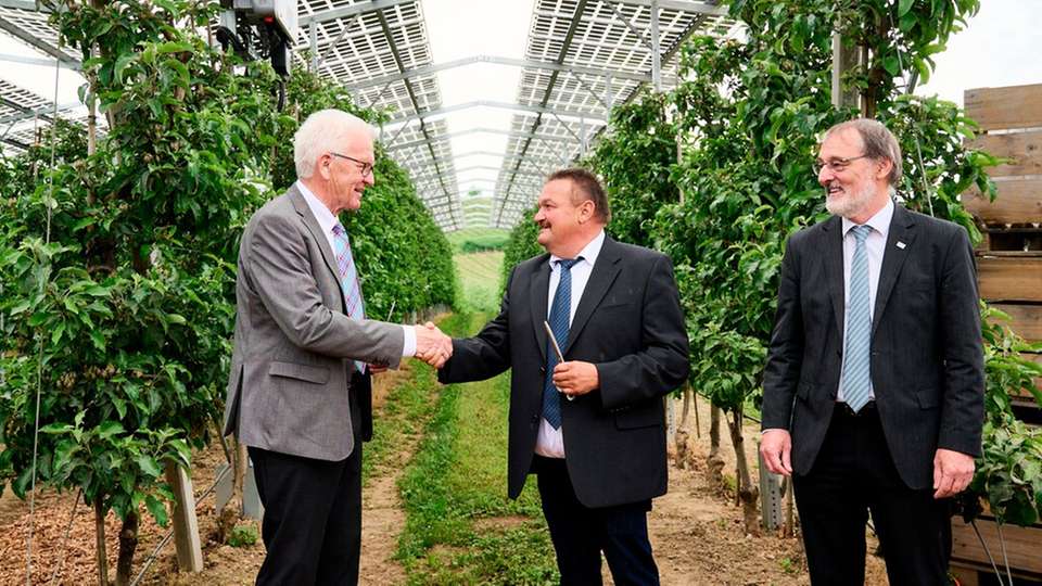 Baden-Württembergs Ministerpräsident Winfried Kretschmann, Landwirt Hubert Bernhard und Prof. Andreas Bett, Leiter des Fraunhofer-Instituts für Solare Energiesysteme, weihten die Agri-Photovoltaikanlage in Kressbronn ein.