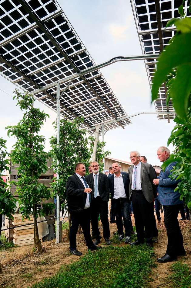 Baden-Württembergs Ministerpräsident Winfried Kretschmann (2.v.r.) weihte die Pilotanlage über der Obstbauanlage in Kressbronn ein.