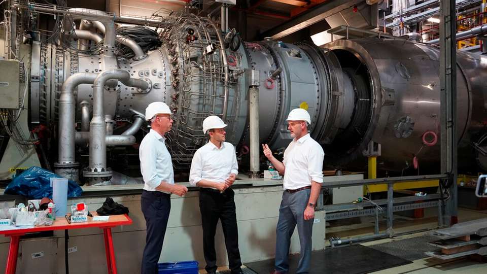 Bei einem Besuch des Heizkraftwerks machte sich Nürnbergs Oberbürgermeister Marcus König ein Bild von den neuen Gasturbinen.