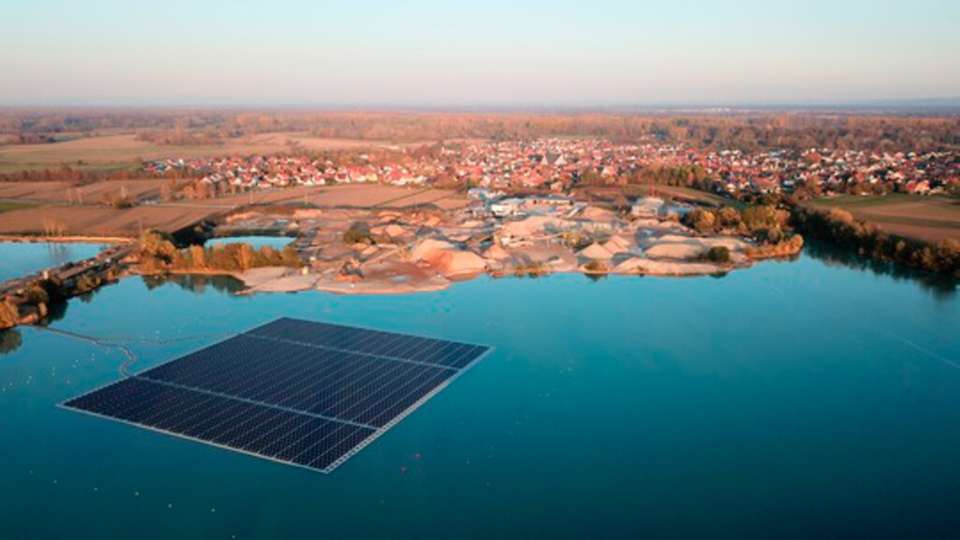 Schwimmende Solaranlage auf dem Baggersee in Leimersheim
