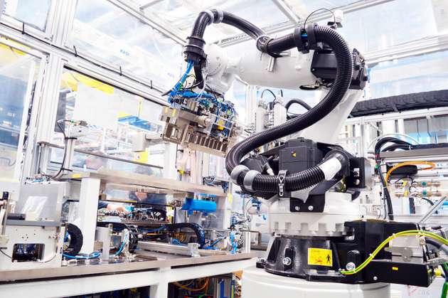 Zusammen mit Volkswagen will Bosch künftig auch Fabrikausrüstung für die Batteriezellfertigung anbieten.