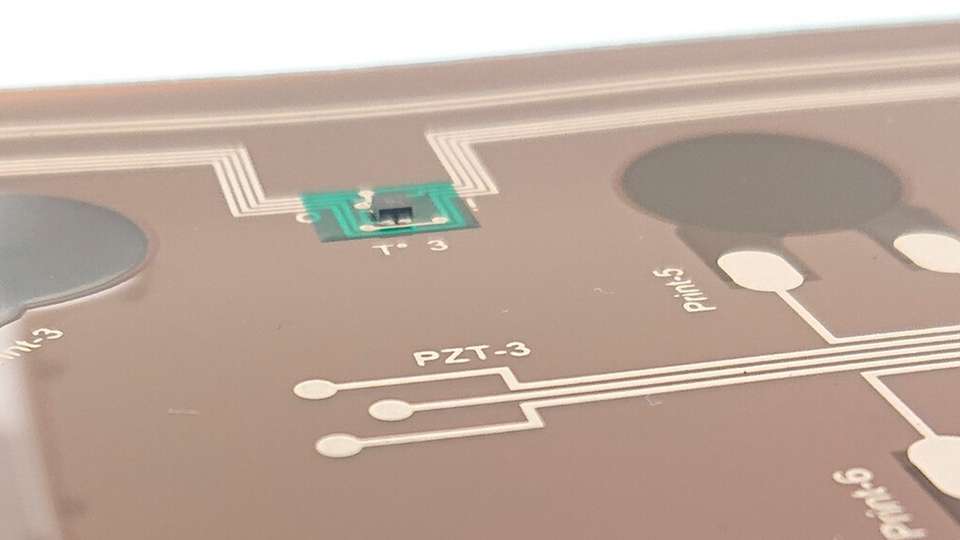 Detail der gedruckten Platine für die Batteriesensorik mit montiertem Temperatursensor und gedruckten Ultraschallsensoren