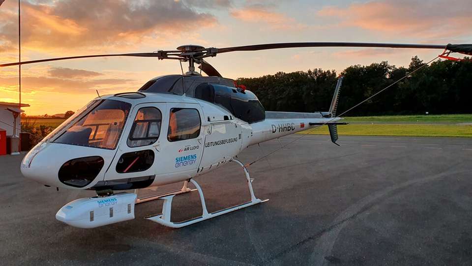 Für die Inspektion der Leitungen bringt Siemens Energy ein Multisensor-System an der Unterseite eines Helikopters an.