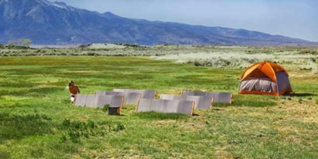 Mit den faltbaren Solarmodulen lässt sich innerhalb kurzer Zeit genug Strom für die Versorgung mehrerer kleiner Elektrogeräte sammeln.