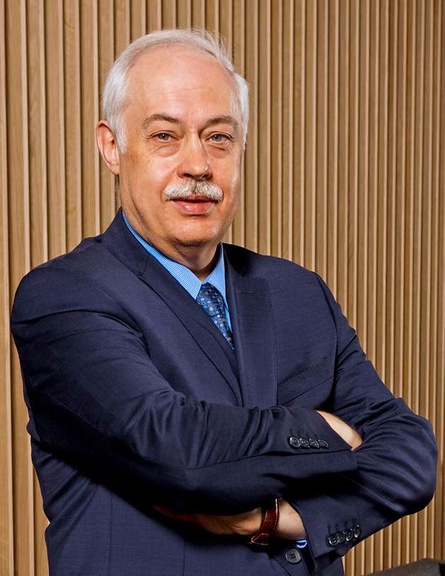 Peter Wienzek, Business Development Manager Systems IIoT, Ifm: Natürlich klingt ein durchgängiger „data flow“ vom Sensor direkt in die Cloud für den Anwender sehr attraktiv. Auf den zweiten Blick birgt es einige Nachteile: So ist SPE für einfache Sensoren schlicht zu teuer und erfordert IT-Kenntnisse bei der Inbetriebnahme. Außerdem muss die Data-Security im Auge behalten werden, die eine Ende-zu-Ende-Verschlüsselung bis in den Sensor erfordern würde. Aus unserer Sicht gibt es Performanceklassen bei Sensoren, die je nach Datenmenge unterschiedliche Schnittstellen benötigen. Für die Klassen 1 und 2 hat sich IO-Link seit Jahren bewährt, hier könnte zukünftig die SPE-Physik bei IO-Link+ für einen Performanceschub sorgen. Da Feldbusse in absehbarer Zeit nicht verschwinden werden, ist es für einen Sensorhersteller wichtig, nur einen Kommunikationsstandard zu unterstützen, der weltweite Akzeptanz hat. Und genau das ist mit IO-Link sichergestellt. Wir sehen SPE als Ergänzung zu Feldbussen beziehungsweise IoT auf der Northbound-Seite, sofern der Markt dies fordert. Ob sich SPE nur im Greenfield lohnt, lässt sich heute noch nicht sagen, da ja aktuell noch keine Geräte existieren.