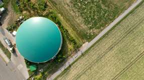Während das Biogas in Blockheizkraftwerken Strom und Wärme erzeugt oder aber auf Erdgasqualität aufbereitet ins Erdgasnetz eingespeist werden kann, entweicht das CO2 bislang ungenutzt in die Luft.