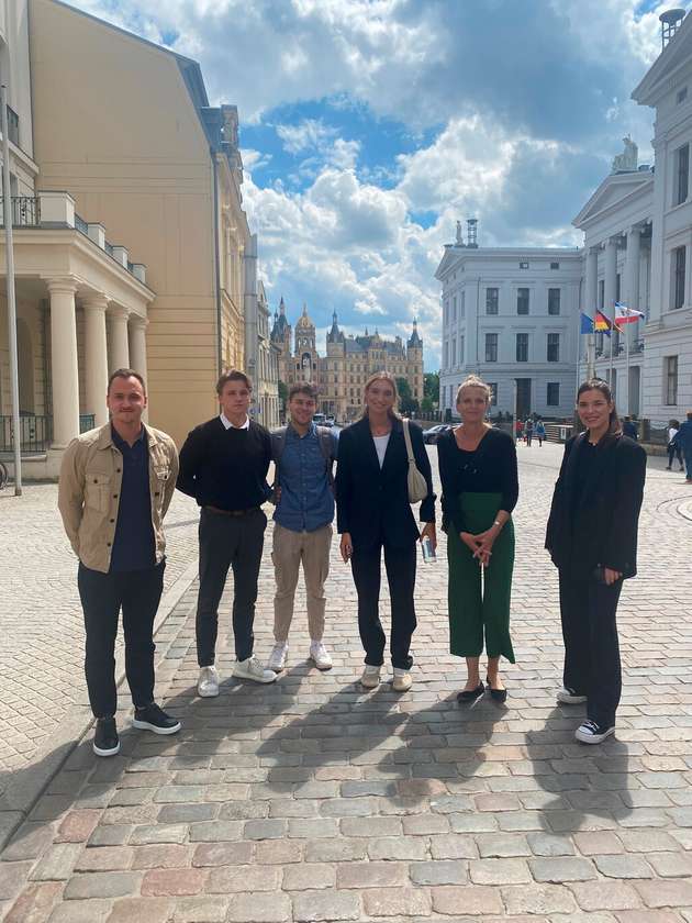 Die Studiengruppe aus dem Bachelor Marketing Management an der FHM Rostock mit Ihrer Professorin bei der Vorstellung der Ergebnisse in Schwerin. V.l.n.r. Richard Wohlfahrt, Hannes Schlosser, Jonas Steinbach, Merle Bemlotte, Prof. Dr, Vera Seidemann, Amalia Stehle.