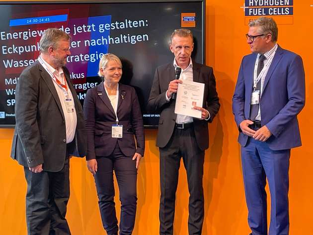 Überreichung des Appells „Partnerschaft für eine klimaschützende Wasserstoff-Produktion aus Offshore-Windenergie“ auf der Hannover Messe an Andreas Rimkus MdB, Wasserstoff-Beauftragter der SPD-Fraktion (im Foto links) durch WAB-Geschäftsführerin Heike Winkler, DWV-Vorstandsvorsitzender Werner Diwald und Jörg Singer, 1. Vorsitzender des AquaVentus