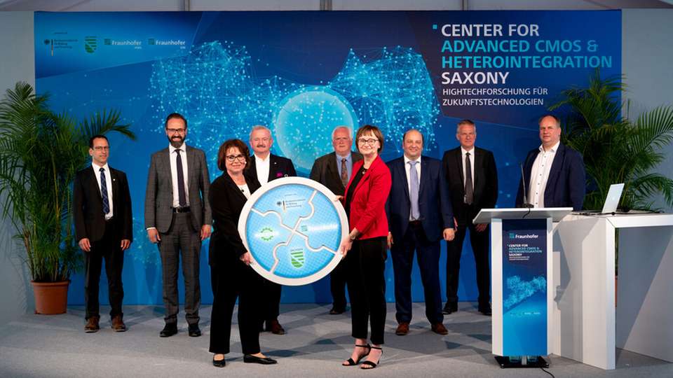 Symbolische Waferübergabe zur feierlichen Eröffnung des „Center for Advanced CMOS & Heterointegration Saxony“ in Dresden