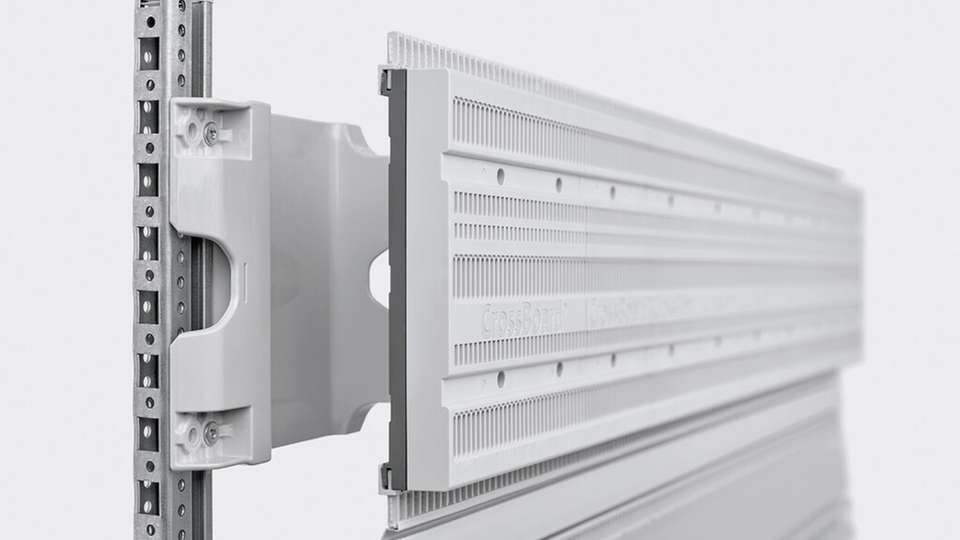  Das CrossBoard kann bequem im AirStream-Verdrahtungssystem mit der SR032-Tragschiene integriert werden