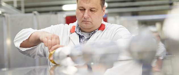 Dr. Anatoliy Senyshyn befestigt eine Probe zum Messen mit Neutronen am Strukturpulverdiffraktometer SPODI des Heinz Maier-Leibnitz Zentrums.