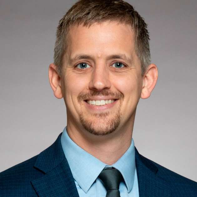 Mike Vermeer, Engineering Strategy Manager, Panduit: Feldbusse wie IO-Link oder Profibus integrieren die Anwendungsschicht und die physikalische Schicht. Der entscheidende, langfristige Wert dieser Feldbus-Systeme liegt in der Anwendungsschicht. Der Application Layer wird für eine lange Zeit genutzt werden und hier kann man in einigen Fällen bereits mit der seriellen und der Ethernet-Schicht arbeiten. SPE trennt die physikalische Schicht von der Anwendungsschicht, was die Skalierung und den Einsatz der physikalischen Schicht vereinfacht. Profibus und Foundation Fieldbus gehen bereits mit Hilfe von Ethernet-APL zu SPE über. IO-Link untersucht, wie sich SPE als potenzielle physikalische Schicht für die serielle Sensorkommunikation einbeziehen lässt. Für bestehende Anlagen kann man teilweise SPE-Verkabelungen für analoge und serielle Sensoranwendungen verwenden. Unabhängig davon wird bei all den verschiedenen Änderungen die Anwendungsschicht des Feldbus-Systems erhalten bleiben, und die physikalische Verbindungsschicht wird sich durch die Konvergenz zu Ethernet verbessern. So ist dies zum Beispiel der Fall, wenn das erforderliche Kabel ein RS-485-basierter Bus oder ein 2-Draht-Sensor ist. Bei einigen Anwendungen gibt es Einschränkungen, zum Beispiel verwendet IO-Link ein 3-Draht-Medium. Damit ist es schwieriger, dieses für SPE zukunftssicher zu gestalten. Unabhängig davon wird bei all den verschiedenen Änderungen die Anwendungsschicht des Feldbus-Systems erhalten bleiben, und die physikalische Verbindungsschicht wird sich durch die Konvergenz zu Ethernet verbessern.