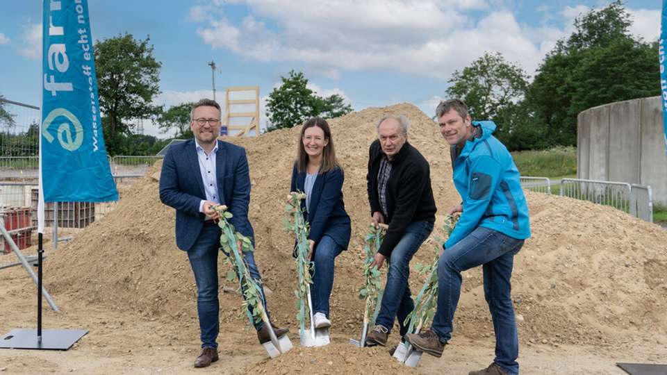 Symbolischer Spatenstich in Dörpum für den Bau der vierten Elektrolyse-Anlage von eFarm (v.l.n.r.): André Steinau, Geschäftsführer von eFarming und GP Joule Hydrogen, Melanie Koch, Prokuristin von eFarming, Peter Reinhold Petersen, Bürgermeister der Gemeinde Bordelum, und Norbert Möllgaard, Geschäftsführer von Umspannwerk Dörpum.