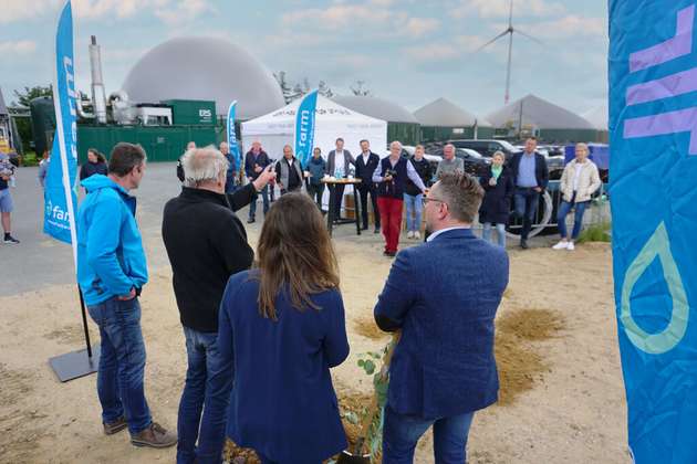 Bürgermeister Peter Reinhold Petersen begrüßt die Vertreter der eFarm-Gesellschafterfirmen beim Spatenstich in Dörpum.