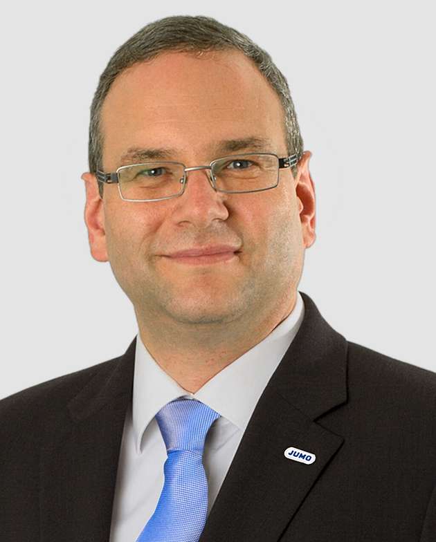 Michael Brosig, Leiter Pressestelle bei Jumo: Der Vernetzungsgedanke ist fester Bestandteil der Jumo-Unternehmensstrategie „Vom Sensor in die Cloud“. Das Angebot umfasst Sensoren für verschiedene Messgrößen, zwei Automatisierungssysteme, Software zur Prozesssteuerung und -visualisierung, eine eigene Cloud sowie umfassende Engineering-Dienstleistungen. Auf der Achema werden wir als Neuheit eine besonders anwenderfreund­liche Komplettlösung für verfahrenstechnische Abläufe präsentieren. Zweiter Schwerpunkt ist eine Erweiterung unseres Jumo-Safety-Performance-Programms. Unter dem Namen JSP bündeln wir bereits seit Jahren die Kompetenzen in den Bereichen SIL (Safety Integrity Level) und PL (Performance Level). Nun wird das JSP-Portfolio, das bisher Temperatur und Druck umfasst, um die Messgröße Füllstand erweitert.