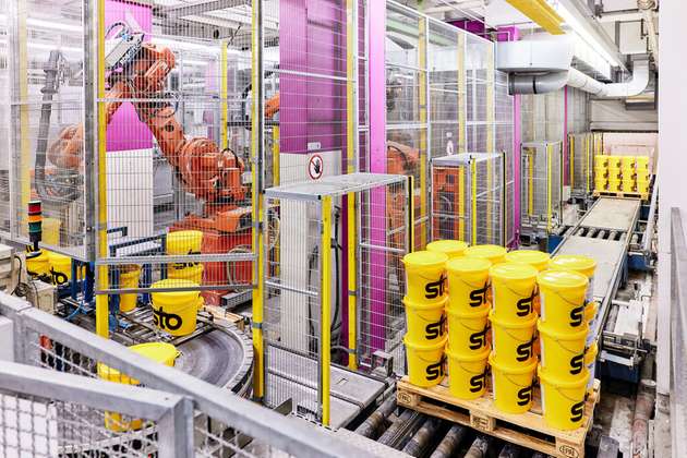 Palettierung von Eimern: Sto produziert in vier Werken, unter anderem am Hauptsitz in Weizen, Farbe und Putze.