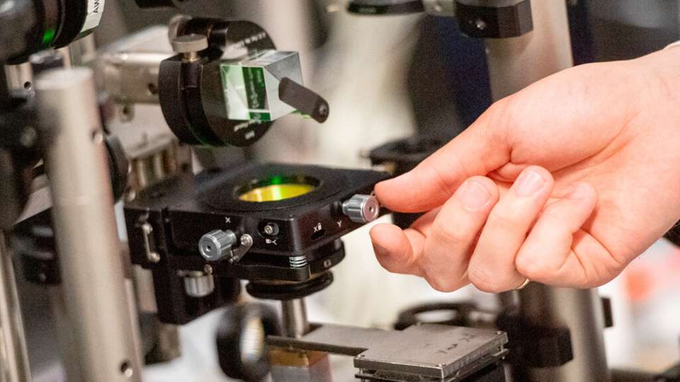 Bei ihren Experimenten lenken die Oldenburger Physiker Laserlicht mit verschiedenen optischen Bauelementen auf Proben extrem dünner Halbleiter.
