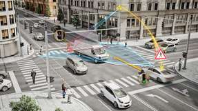 Fahrzeug-zu-X-Kommunikation und Sensortechnologien verwandeln heutige gefährliche Kreuzungen in intelligente und dadurch deutlich sicherere Kreuzungen zum Schutz von schwächeren Verkehrsteilnehmern wie Fußgängern und Radfahrern.