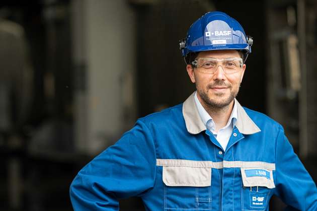  „Ein zentraler Vorteil der RTLS-Technologie ist die Flexibilität. Wenn ich einen Stellplatz verändere, ist das jetzt eine reine Programmiertätigkeit – ohne zusätzliche Hardware. Das allein spart uns sicher 50% des Aufwandes,“ sagt Jan Bass, Engineering Elektrotechnik und Prozessleittechnik, BASF Coatings, Würzburg.