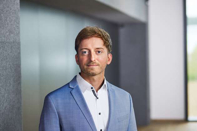 Thomas Kafka, Product & Business Development Manager Medical & Pharma Solutions bei Multivac: Wir von Multivac präsentieren uns auf der diesjährigen Achema ganz bewusst als ganzheitlicher Lösungsanbieter mit umfassender Automatisierungs- und Linienkompetenz. Im Fokus stehen vorrangig Verpackungslösungen, die hinsichtlich Digitalisierung und Vernetzung wegweisend sind - und die gleichzeitig Maßstäbe in puncto Performance, aber vor allem ​Prozess- und Produktsicherheit setzen. Zu den herausragenden Highlights zählt zum Beispiel eine voll automatisierte Linie für die Herstellung von Kombinationspackungen mit Spritze, Filter und Vial, deren Herzstück eine Hochleistungs-Tiefziehverpackungsmaschine der neuesten Generation ist: die digitale RX 4.0. Die Tiefziehverpackungsmaschine ist mit umfassender Sensorik, intelligenten Features und unserer modernsten Steuerung Multi Sensor Control ausgestattet - und lässt sich für das Maximum an Leistung an die Multivac Cloud anbinden. Ein weiteres zentrales Thema von Multivac ist der sichere und stets kontrollierte Transport von sensiblen Produkten aus der Medizintechnik– und Pharmaindustrie entlang der Prozesskette - ebenso wie die zuverlässige, gesetzeskonforme Kennzeichnung der Verpackungen in einem automatisierten Prozess. Die internationale Leitmesse der Prozessindustrie ist - insgesamt gesehen - für uns eine hervorragende Plattform, um unsere ganzheitlichen Verpackungskonzepte und unsere Expertise im Bereich Packaging & Automation einem fachkundigen Publikum vorzustellen. Unsere Vision greift allerdings noch viel weiter. Denn wir sind überzeugt: Die digitale Transformation heterogener Produktionsumgebungen bedingt ein offenes, interoperables Ökosystem digitaler Lösungen. Um dieser Vision näher zu kommen, arbeitet Multivac an einem wachsenden Portfolio an Smart Services und engagiert sich mit seinen Partnern in der Open Industry 4.0 Alliance.