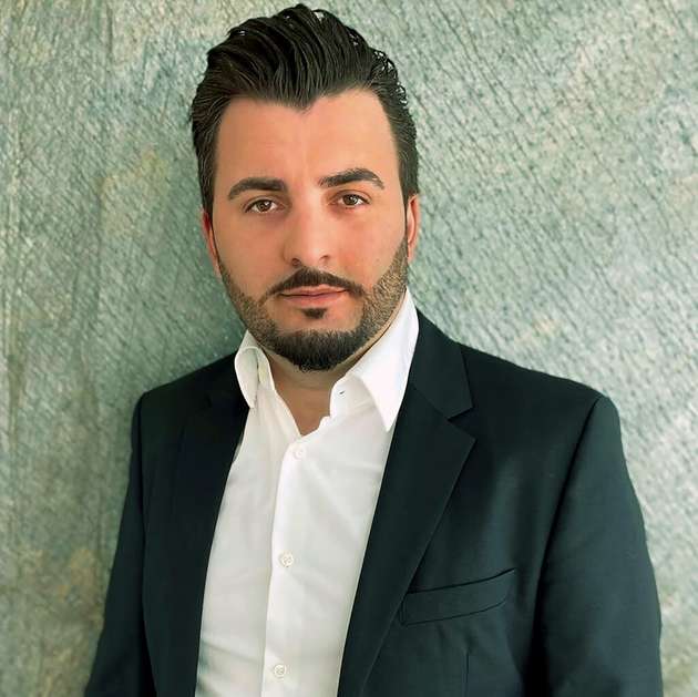 Jahir Kololli, Team Leader Product Management Process Analytics bei Hamilton: Die Zukunft der Biopharmazeutischen Produktion liegt in der Smart Factory. Neue intelligente Sensoren zur Inline-Messung kritischer Prozessparameter liefern wichtige Daten mit denen die Qualität und Effizienz in Labor und Produktion weiter gesteigert werden kann. Die intelligenten Arc-Sensoren von Hamilton bringen diese Zukunft bereits heute Schritt für Schritt näher, da sie eine Vielzahl an Analysen ermöglichen und somit das Verständnis und die Kontrolle der Prozesse auf ein neues Level heben. Über Ethernet und IIoT-Cloud-Systeme können diese Sensoren optimal genutzt werden. Diese leistungsstarke Kombination wird biopharmazeutische Prozesse auf ein beispielloses Maß an Effizienz, Ertrag und Qualität bringen, wie sie die PAT-Initiative fordert und prognostiziert.