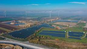 Ab Juli 2022 startet die Solardachpflicht. Glücklicherweise sind Solaranlagen, ob nun Megawatt-Großanlagen oder auch kleine Dachanlagen, bereits kostengünstiger als fossile Kraftwerke.
