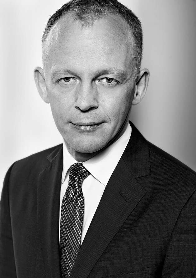 Dr. Christopher Anhalt, Vice President Product Marketing bei Softing Industrial Automation: Softing Industrial Automation setzt auf der diesjährigen Achema drei Schwerpunkte, alle rund um das Thema Connectivity beziehungsweise vernetzte Produktion: Wir zeigen, wie sich mit einfach zu bedienenden Gateway-Produkten digitales Asset Management einführen lässt, etwa in Bestandsanlagen mit einer Vielzahl von HART-Geräten. Wir zeigen außerdem, wie innovative und sichere Industrial-IoT-Lösungen auf Basis des Namur-Open-Architecture-Standards (NOA) umgesetzt werden können. Und wir stellen neue Produkte rund um Ethernet-APL vor, inklusive eines APL-Switches, die für Gerätehersteller und Anwender einen Einstieg beziehungsweise effiziente Migrationspfade hin zu einem Einsatz dieses neuen Kommunikationsstandards in Produktionsumgebungen gestattet.