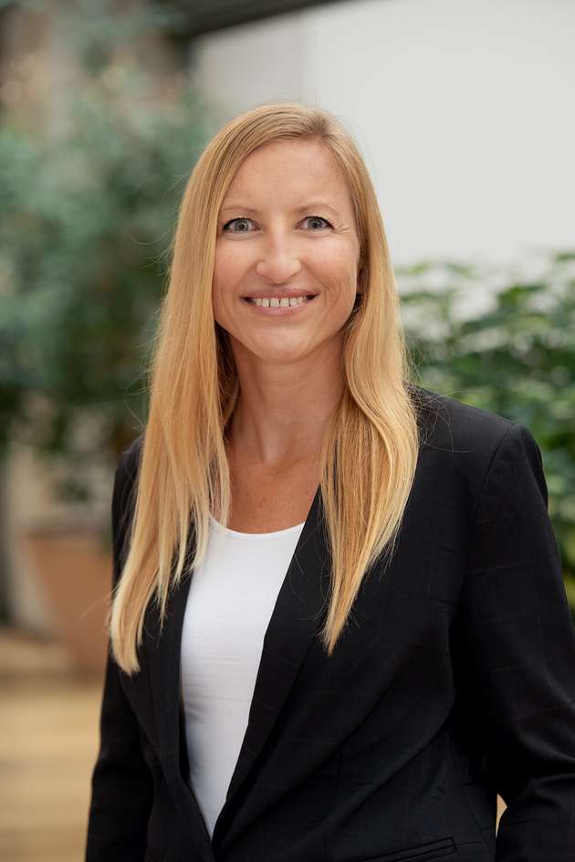 Sheila Rietscher, Smart Safety Incubator Lead bei Dräger Safety: Mit der Transformation von Sicherheitsprozessen verfolgt Dräger vier Ziele für seine Industriekunden: maximalen Schutz von Mensch, Umwelt und Geschäftsbetrieb; mehr Wertschöpfung dank effizienter Routinen und Kostenreduktion; Verbesserung der Nachhaltigkeit durch weniger Logistik und Materialbedarf; Rechtssicherheit mithilfe automatisierter Dokumentation. Unsere konnektive Hardware, Apps, Cloudsoftware und individuelle Schnittstellen liefern wertvolle Sensor- und Gerätedaten an definierte Personen und betriebseigene Systeme. Zu den Smart-Safety-Lösungen, die Dräger auf der Achema präsentiert, gehören intelligentes Asset Management, Live Monitoring von Gasen, Langzeitüberwachung von Luftqualität sowie die Digitalisierung von Freimessungen.