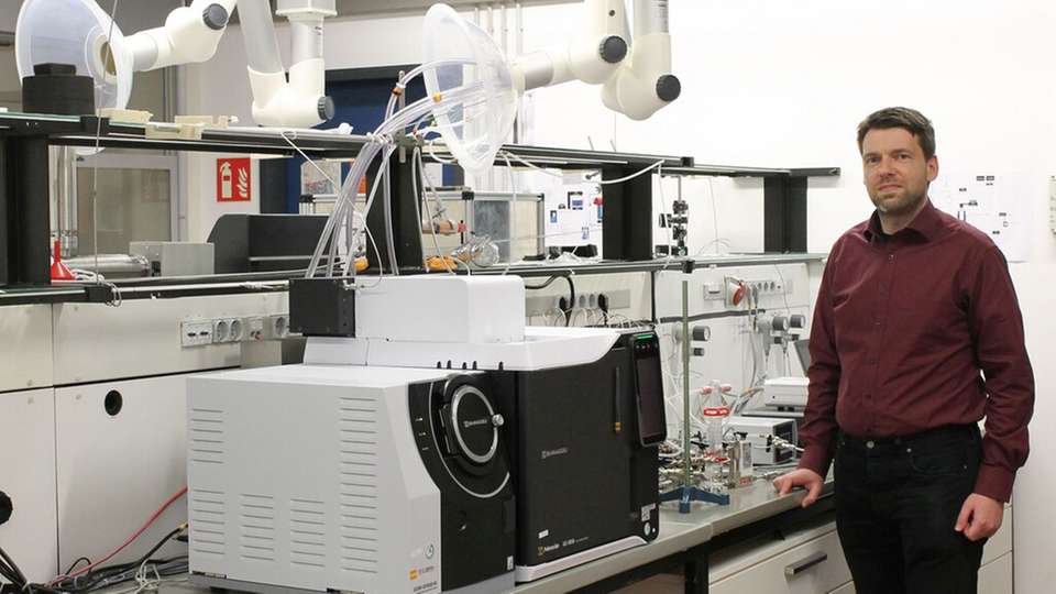 Prof. Dr. Roland Marschall an der Apparatur für Gasphasen-Photokatalyse in seinem Labor für Physikalische Chemie