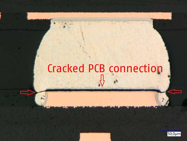 Zu sehen ist eine gebrochene Lötkugel-Leiterplatten-Verbindung aufgrund von thermischer Belastung.