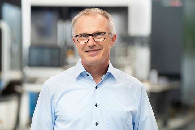 Udo Huber, Global Product Manager Film Casting bei Ipco: Ipco liefert Membran- und Foliengießanlagen basierend auf Stahlbandtechnologie für Anwendungen in der Pharmazie, technischen Keramik, Batterien und Brennstoffzellen. Mit dem patentierten Venturi Modul kann dabei eine wesentliche Effizienzsteigerung erreicht werden. Auf der Achema zeigen wir, die Digitalisierung der Steuerung und Überwachung des Produktionsprozesses durch modernste Sensoren, Detektoren und Überwachungstechnik. Diese erlauben es uns, die Anlage entweder vor Ort und via Fernwartung zu steuern. Bei Wartungseingriffen kann das Vor-Ort-Team durch Spezialisten aus der Ferne unterstützt werden. Zudem ermöglicht das Sammeln von Online-Maschinendaten eine „Vorausschauende Instandhaltung“ als Teil unseres Wartungsprogramms.