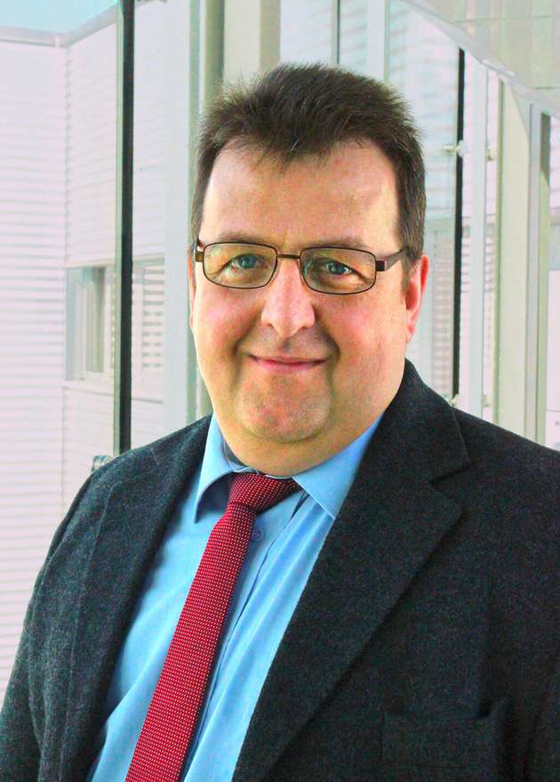 Ingo Heitz, Marksegment Industry bei Pfeiffer Vacuum: Die OktaLine Atex von Pfeiffer Vacuum stellt mit ihren Eigenschaften die Prozesssicherheit in den Mittelpunkt. Durch ihre Magnetkupplung sind die Pumpen hermetisch dicht und erzielen niedrigste Leckraten von 10-6 Pa m3/s.  Wellendichtringe können entfallen, die Schwachstellen bei Druckstößen darstellen und wartungsintensiv sind. Die Massenspektrometrie ist heutzutage eines der meistverbreiteten Analyseverfahren zur Bestimmung chemischer Elemente und Verbindungen. Pfeiffer Vacuum bietet optimale Komplettlösungen zur Gasanalyse, sodass jederzeit überprüft werden kann, was im Prozess passiert. Durch das neue Steuergerät OmniControl kann das komplette Vakuumsystem mit nur einem Gerät gesteuert werden. Das Gerät kommuniziert mit Produkten, die unser RS-485-Protokoll unterstützen. Der digitale Datenaustausch und die -verarbeitung zwischen unseren Produkten erfolgt auf diese Weise unkompliziert.